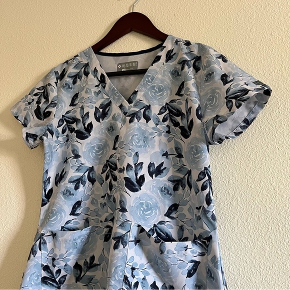 MEDCOUTURE Size XS Blue Floral Dri Fit Material Scrub Top - Picture 2 of 6